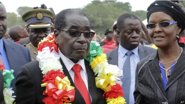 أطلق موغابي 90 بالونا في الهواء