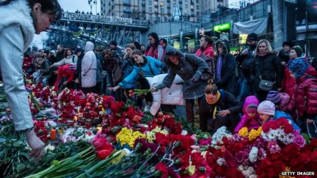 اوكرانيون يضعون الزهور في ميدان الاستقلال تذكرا للذين سقطوا فيه