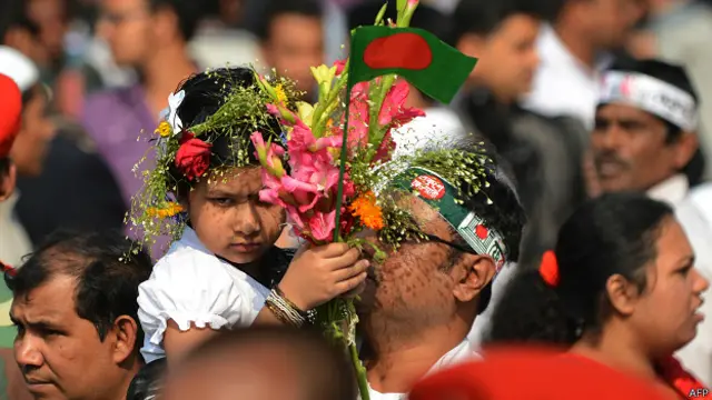 बंगाली भाषा आंदोलन की वर्षगांठ के मौके पर ढाका की तस्वीर