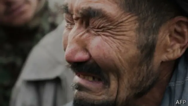 پدر یکی از قربانیان حمله دیروز طالبان در کنر، در مراسم تشییع جنازه پسرش اشک ریخت