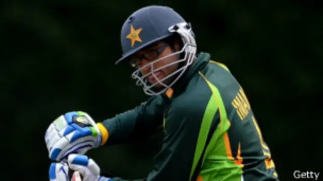 سیمی فائنل میں پاکستان نے انگلینڈ کے خلاف سخت مقابلے کے بعد تین وکٹوں سے کامیابی حاصل کی