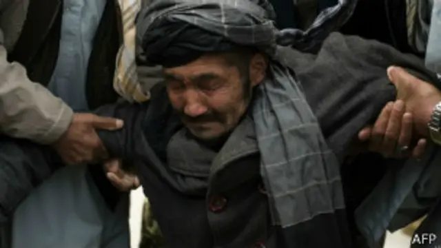 پدر یکی از سربازانی که در حمله غازی آباد کشته شد، برای گرفتن جسد پسرش به کابل آمد