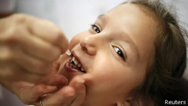 Niña vacunándose de poliomielitis