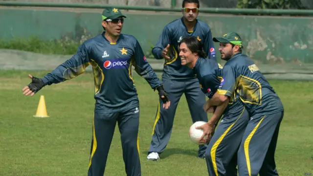 پاکستان کی ٹیم بھی کپتان مصباح الحق کی قیادت میں تمام تر سکیورٹی خدشات کو ایک طرف رکھتے ہوئے بنگلہ دیش پہنچ گئی ہے۔