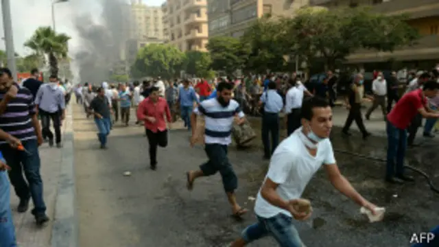 مقتل مئات المتظاهرين من مؤيدي الرئيس المعزول مرسي في أحداث فض اعتصام رابعة العدوية بالقاهرة.