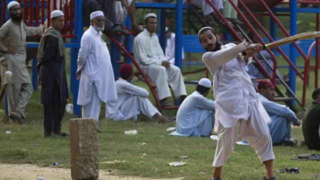 پاکستان میں مدارس کے طلبا میں کرکٹ کا کھیل کافی مقبول ہے