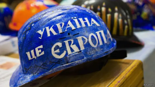 Каска участника протестов