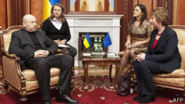 Catherine Ashton (der.) habla con Olexandr Turchynov