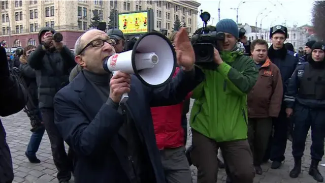 Alcalde de Járkov habla por megáfono