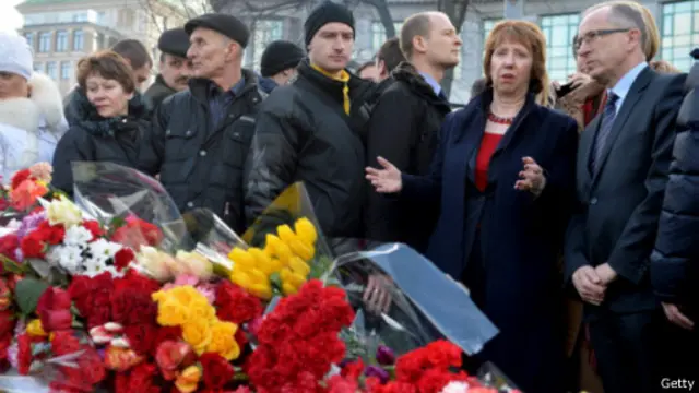 کاترین اشتون رییس سیاست خارجی اتحادیه اروپا در میدان استقلال کیف