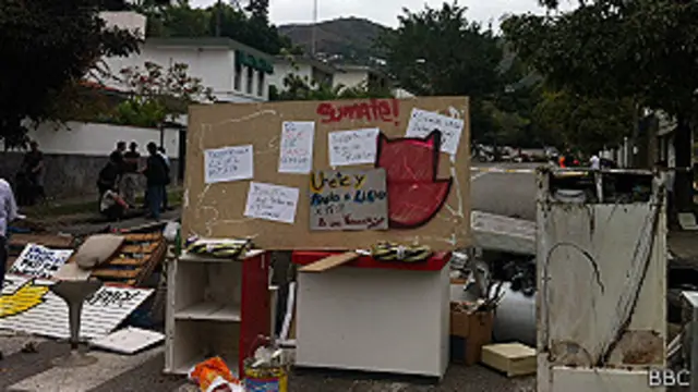 Barricadas próximas à casa de Vivas (BBC)