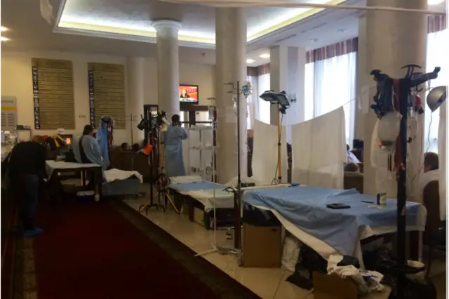 طبقه اول هتل اوکراین روبروی میدان استقلال در روزهای خشونت تبدیل به بیمارستان شده بود. عکس از داریوش رجبیان