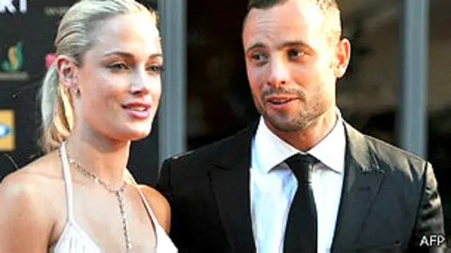 بيستوريوس مع صديقته ريفيا قبل الحادث