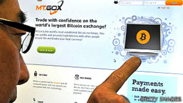 Usuario mirando al sitio de Mt. Gox de intercambio de bitcoins