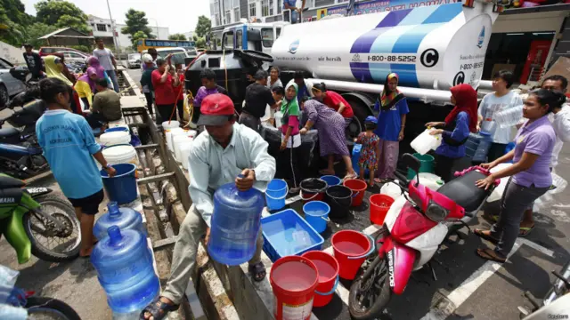 Truk tangki membagikan air