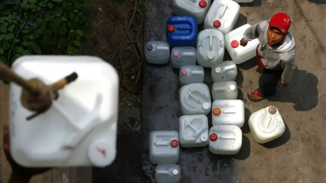 Membawa air pakai tali