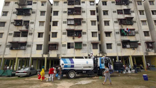 Truk tangki air berkeliling ke beberapa tempat