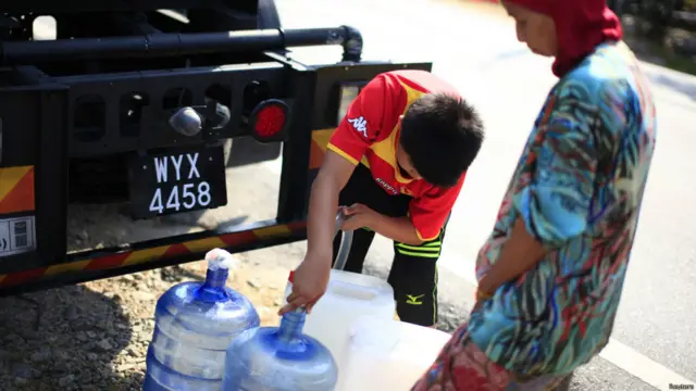 Warga tergantung pada pembagian air