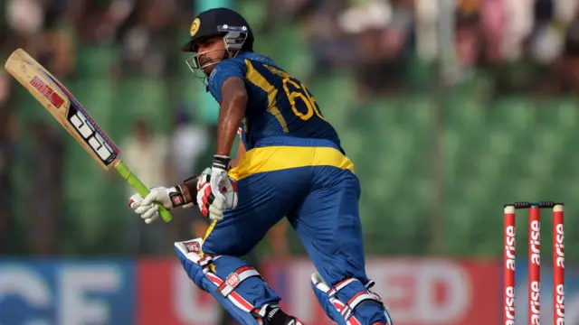 سری لنکا نے تھری مانے کی عمدہ بیٹنگ کی بدولت پاکستان کے لیے 297 رنز کا ہدف مقرر کیا۔ تھری مانے نے سنچری سکور کی۔