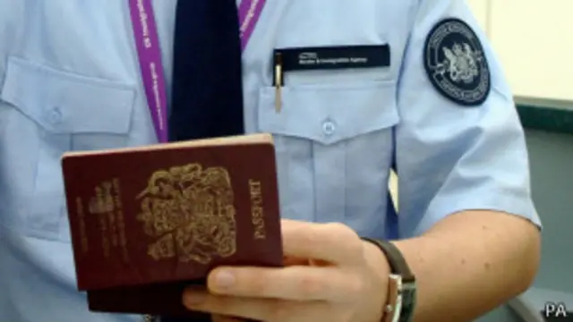 英国移民官检查护照