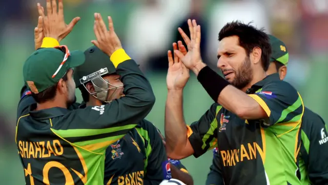 شاہد آفریدی نے مہیلا جے وردھنے سمیت دو کھلاڑیوں کو آؤٹ کیا۔ 