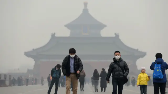 بیجنگ میں محکمہ موسمیات کا کہنا ہے کہ شہر میں سنیچر سے منگل تک گہری دھند اور اور گرد و غبار کے چھائے رہنے کا امکان ہے