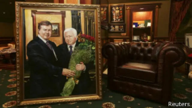 نمایی از ویلای ویکتور پشونکا به همراه تابلویی از او ویکتور یانوکوویچ. گفته می‌شود هر دوی آنها از کشور گریخته‌اند