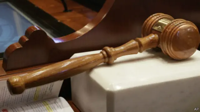 молот судді