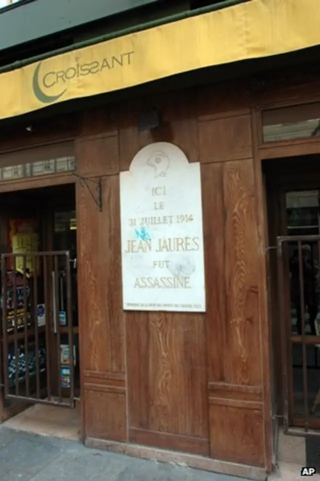Мраморная доска на месте убийства Жана Жореса