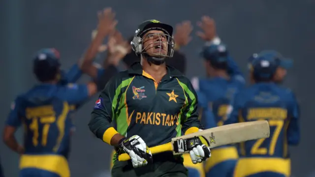 اوپنر شرجیل خان 26 رنز بنا کر تھرنگا لکمل کی گیند پر آؤٹ ہو گئے۔