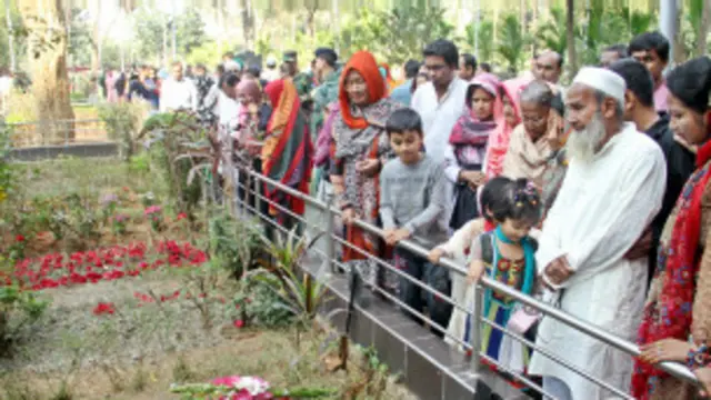 নিহতদের শ্রদ্ধা জানাতে বনানী কবরস্থানে যান স্বজনেরা