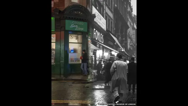 با استفاده از اپلیکیشن موزه لندن، می توان از روی نقشه، مکانی را انتخاب کرد و عکس تاریخی آن را دید. 