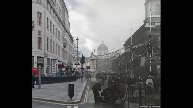 نمای دیگری از یکی از خیابان های لندن، در سمت راست کلیسای معروف سنت مارتین و دورتر، نشنال گالری دیده می شود. 