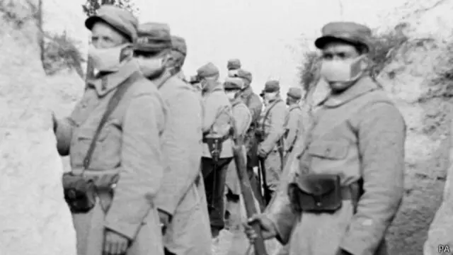 Tropas francesas usando máscaras de gases