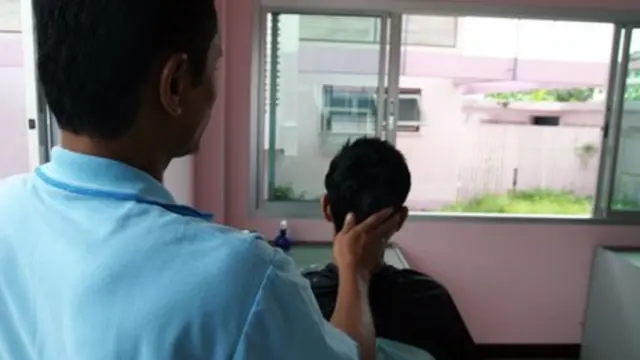 کېن په زندان کې د وېښتانو جوړولو هنر هم زده کړی دی.