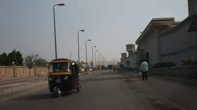 د الجزیرې درې خبریالان د قاهرې "طرة" په نامه زندان کې بندیان دي.