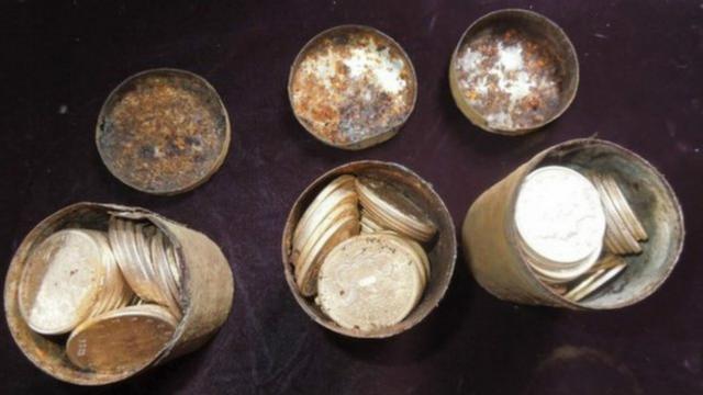 Las monedas encontradas en latas