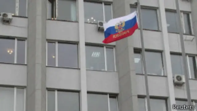 پرچم روسیه در برابر یک ساختمان اداری در سواستوپول در کریمه به اهتزاز در آمد