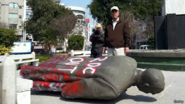 被拉倒的台南汤德章纪念公园孙中山铜像。