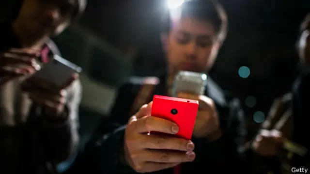 Usuario ve el nuevo teléfono de Nokia.