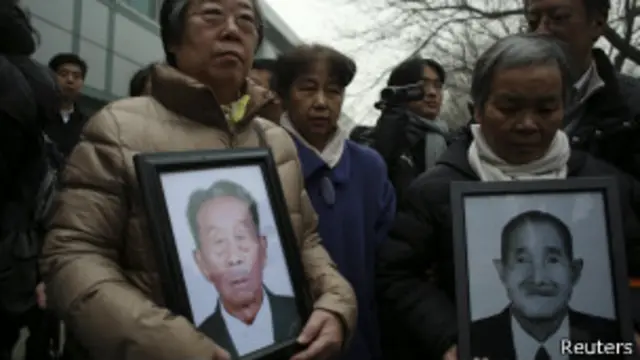 ခိုင်းစေခံရသူ အချို့ရဲ့ ဆွေမျိုးတွေ တရားရုံးရှေ့မှာ တွေ့ရစဉ်