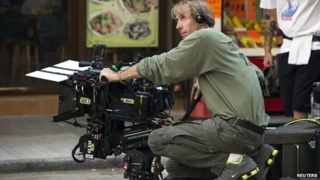 在事件中，《变形金刚》导演迈克尔·贝面部受伤