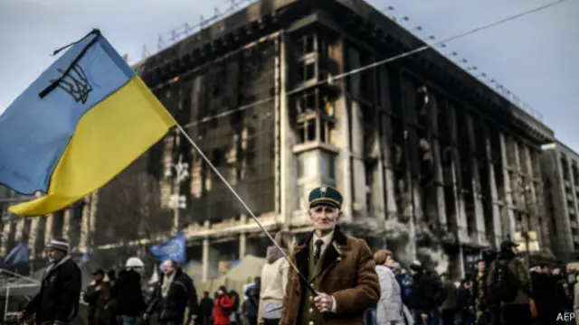 Старик с украинским флагом на Майдане Незалежности