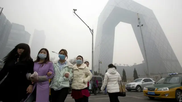 ဘေဂျင်းမြို့လယ်က China Central Television ရုံးချုပ်အနီး မြင်ကွင်း။ ဘေဂျင်းမှာ အခိုးအငွေ့ကာ မျက်နှာဖုံးတွေ ပြတ်လပ်သွား။