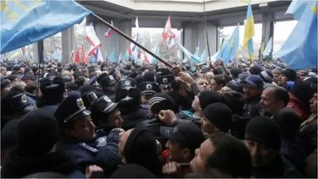 تؤكد بي بي سي مقتل شخص في المواجهات امام البرلمان في سيمفيروبول