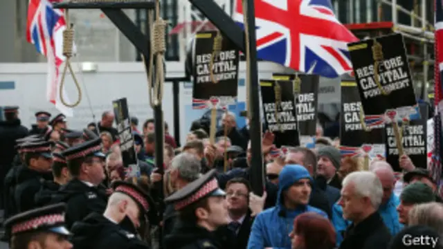 Протест у здания суда