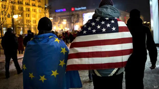 معترضان اوکراینی در 'میدان'، پرچم آمریکا را هم در دست و بر دوش داشتند.