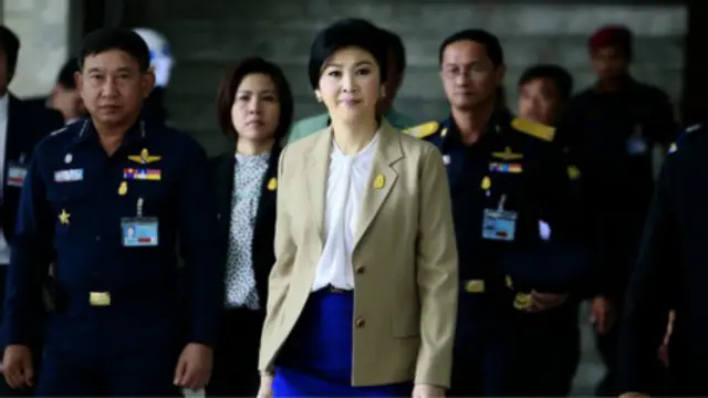Thủ tướng Yingluck Shinawatra đang bị gây áp lực buộc  từ chức