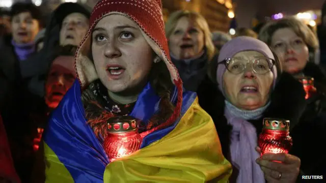Massa pendukung kelompok Oposisi Ukraina menyambut penunjukan perdana menteri interim.
