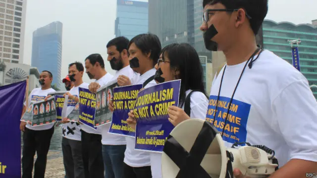 Demonstran menuntut agar Mesir menjamin keamanan dan keselamatan jurnalis.